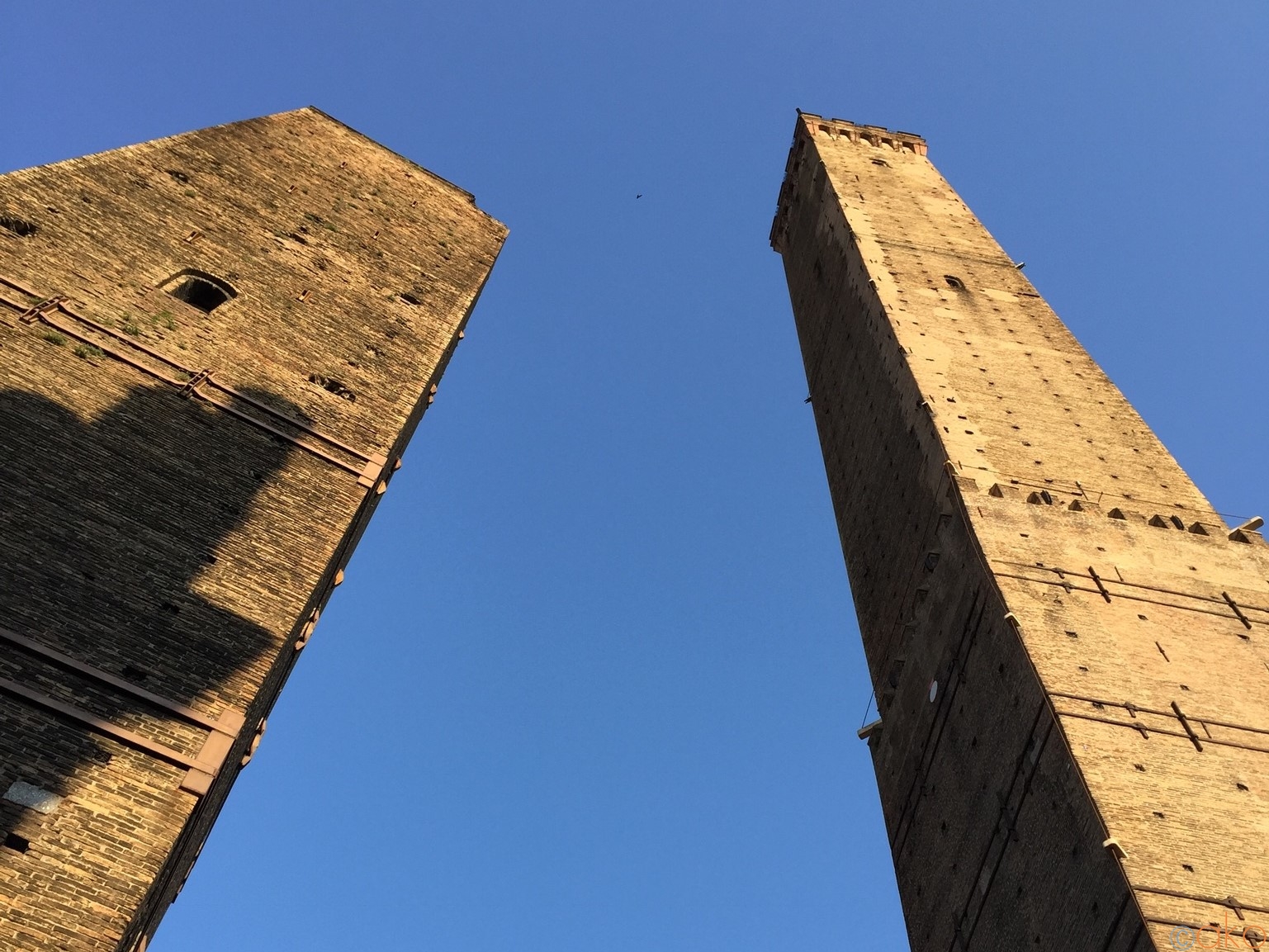 いまにも倒れそう！？「ボローニャの斜塔」の魅力を徹底解説 | イタリア観光ガイド