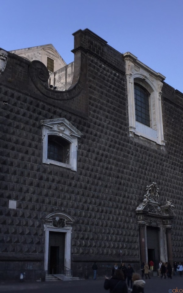 じわじわハマる美しさ。ナポリ「ジェズ・ヌオーヴォ教会」の魅力とは | イタリア観光ガイド