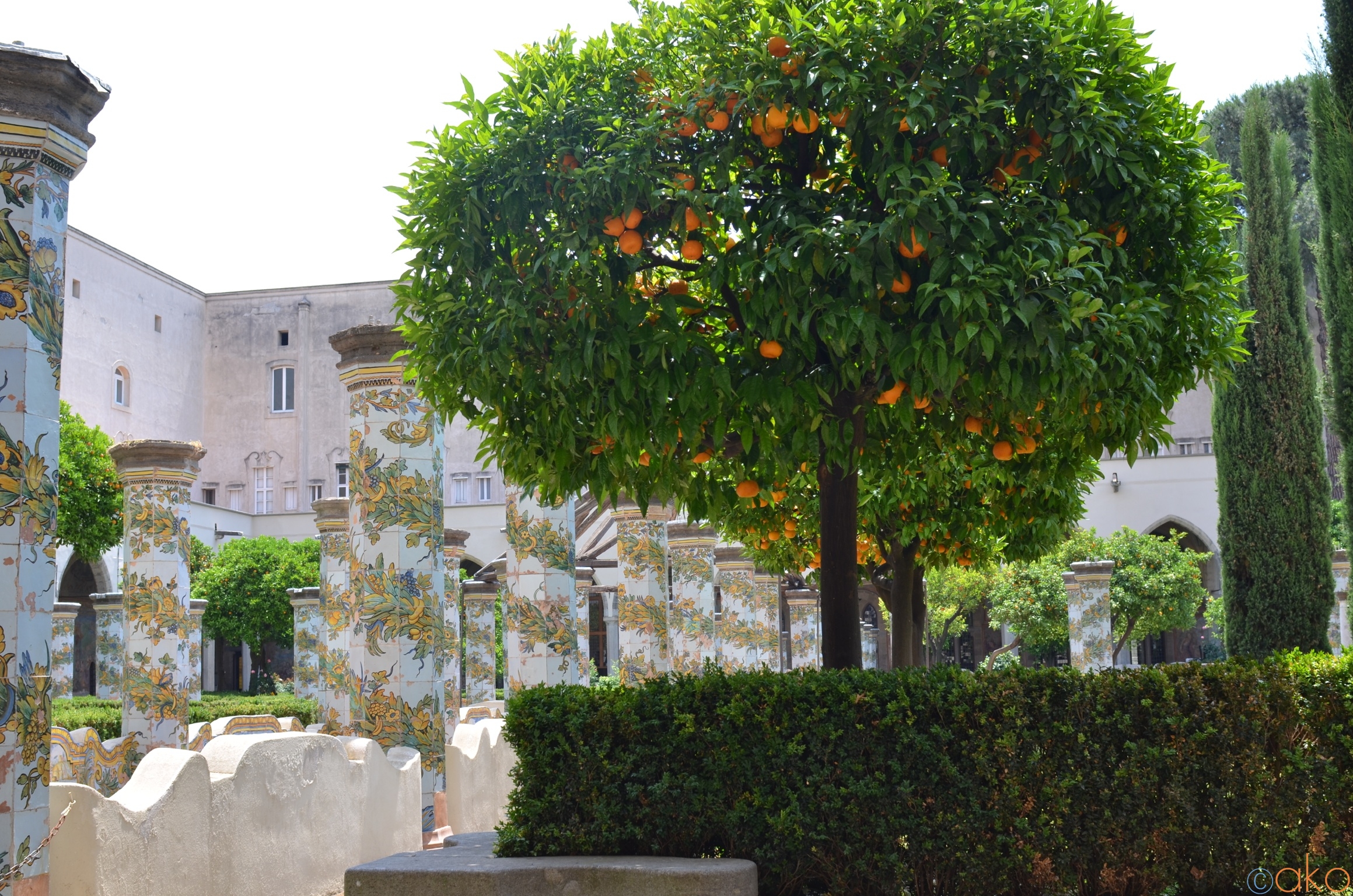 ナポリにある秘密の花園「サンタ・キアラ教会」 | イタリア観光ガイド