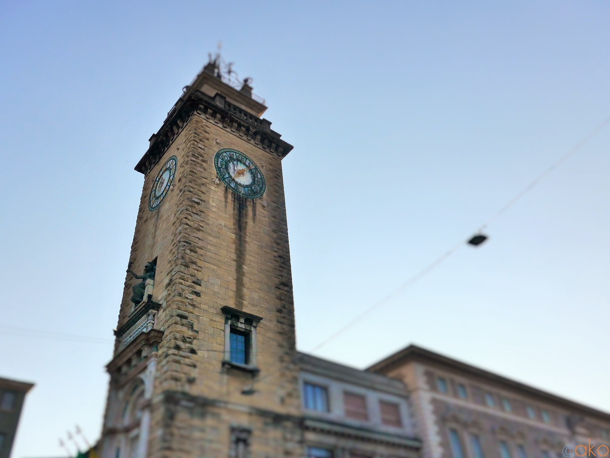ベルガモの新市街のシンボル、戦没者の塔は必見です！｜イタリア観光ガイド