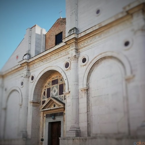 寺院と教会のハーフ＆ハーフ！？リミニ、マラテスティアーノ教会｜イタリア観光ガイド