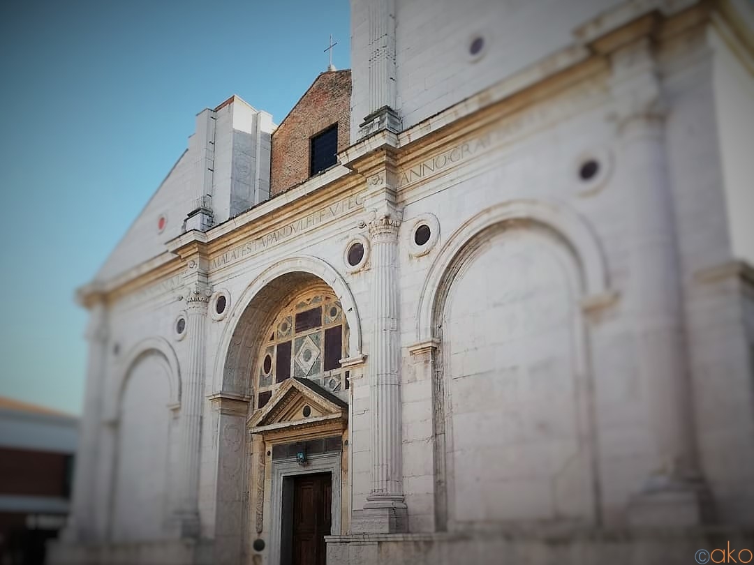 寺院と教会のハーフ＆ハーフ！？リミニ、マラテスティアーノ教会｜イタリア観光ガイド