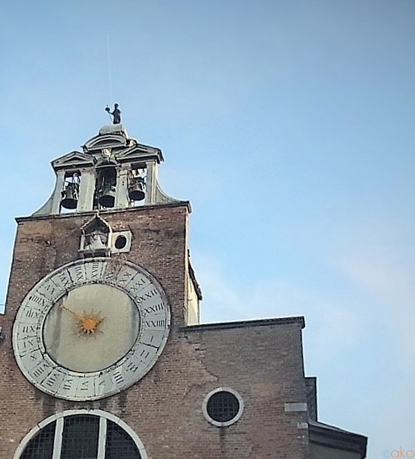 大きな時計が目印！ヴェネツィア、サン・ジャコモ・リアルト教会｜ イタリア観光ガイド