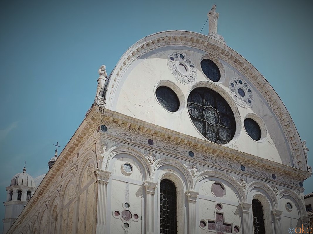 ヴェネツィアいち愛らしい、 サンタ・マリア・デイ・ミラーコリ教会｜ イタリア観光ガイド
