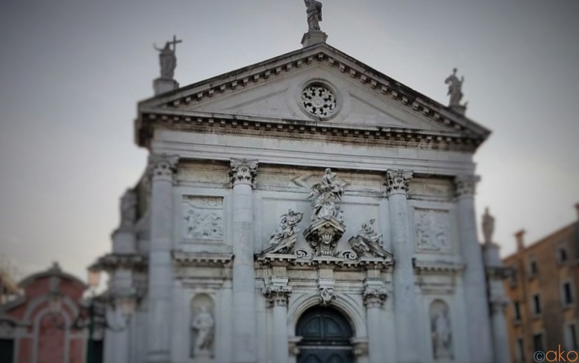 運河沿いの彫刻にうっとり！ヴェネツィア、サン・スタエ教会｜イタリア観光ガイド