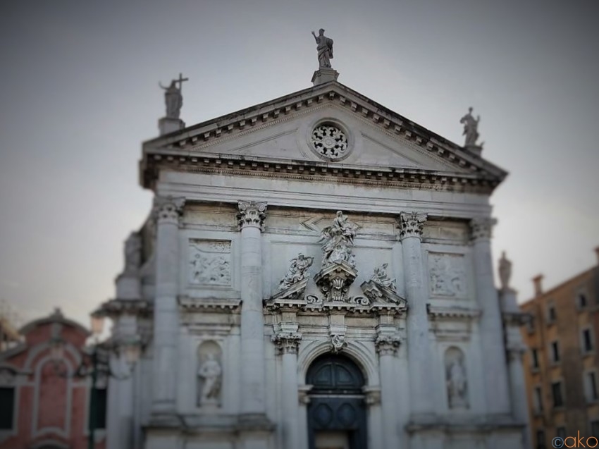 運河沿いの彫刻にうっとり！ヴェネツィア、サン・スタエ教会｜イタリア観光ガイド