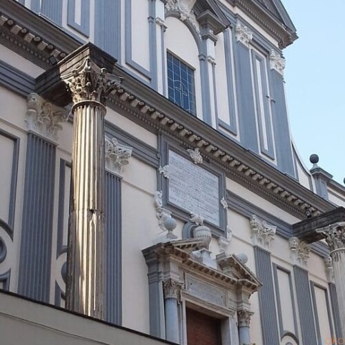ナポリの下町に神々しく輝く、サン・パオロ・マッジョーレ聖堂｜イタリア観光ガイド