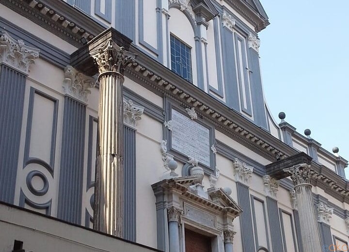 ナポリの下町に神々しく輝く、サン・パオロ・マッジョーレ聖堂｜イタリア観光ガイド