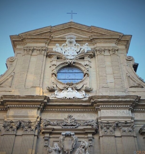 美しい彫刻。フィレンツェ、サンティ・ミケーレ・エ・ガエターノ教会｜イタリア観光ガイド