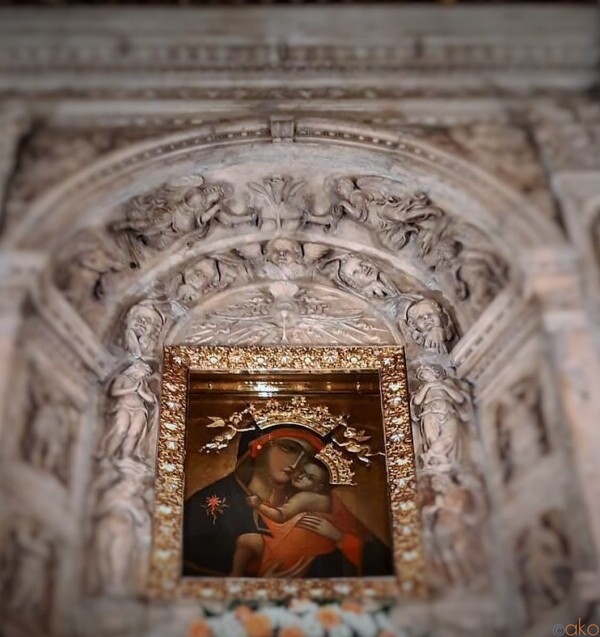 聖母と夏の花火が名物！ナポリ、サンタ・マリア・デル・カルミネ教会｜イタリア観光ガイド
