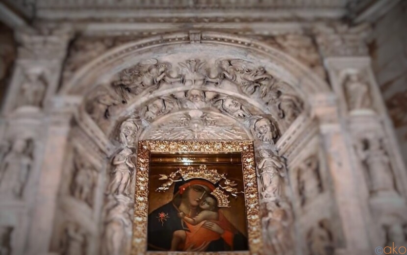 聖母と夏の花火が名物！ナポリ、サンタ・マリア・デル・カルミネ教会｜イタリア観光ガイド