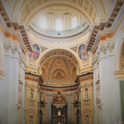 ナポリでバチカン旅行を楽しめる!?戴冠聖母の大聖堂｜イタリア観光ガイド