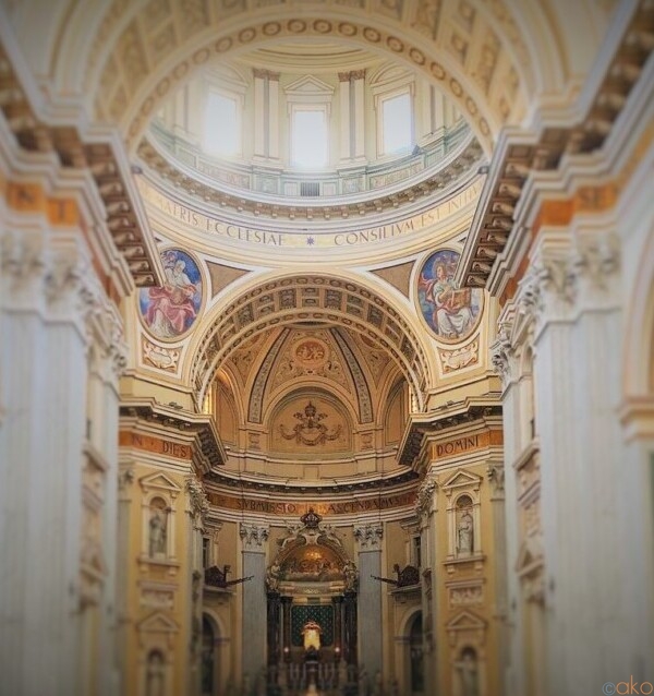 ナポリでバチカン旅行を楽しめる!?戴冠聖母の大聖堂｜イタリア観光ガイド