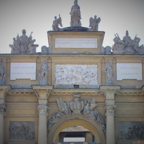 二つの門と噴水が織りなす癒しの場。フィレンツェ、リベルタ広場｜イタリア観光ガイド