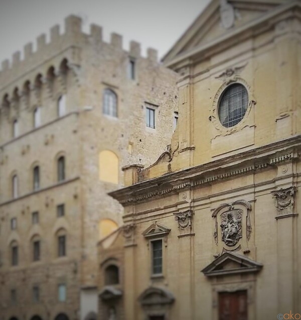 フィレンツェで最も格式高い教会のひとつ、サンタ・トリニータ教会｜イタリア観光ガイド