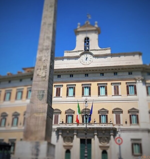 イタリアの国会議事堂前に広がる。ローマ、モンテチトーリオ広場｜イタリア観光ガイド