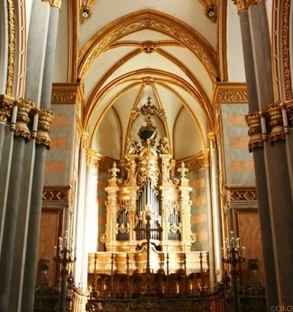 ナポリのドメニコ会を知る。サン・ドメニコ・マッジョーレ教会｜イタリア観光ガイド