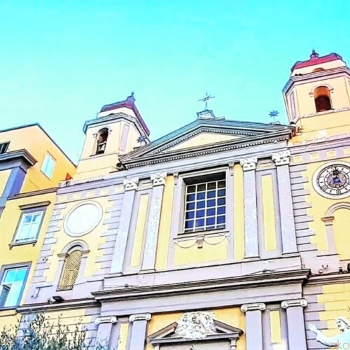 黄×白が美しい。ナポリ、サンタ・マリア・イン・モンテサント教会｜イタリア観光ガイド