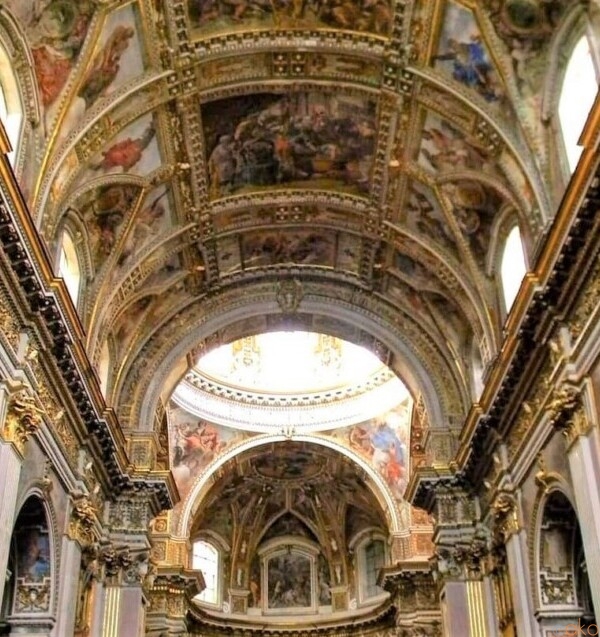 質素な外観の先には…。ナポリ、サンティ・アポストリ教会｜イタリア観光ガイド
