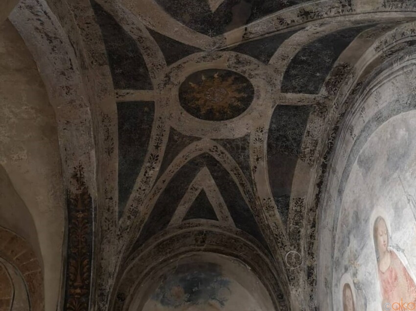ミラノ中心部の地下に広がる、サン・セポルクロ教会のクリプタ｜イタリア観光ガイド