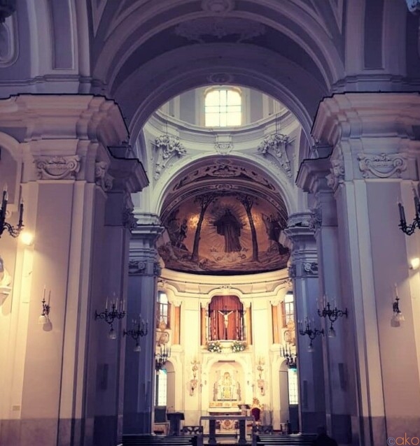 結婚式でも人気。ナポリ、サン・パスクアーレ・ア・キアイア教会｜イタリア観光ガイド