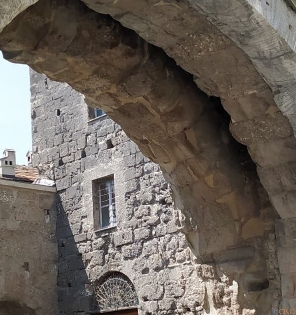 紀元前に建てられたアオスタへの玄関口、プレトリア門｜イタリア観光ガイド