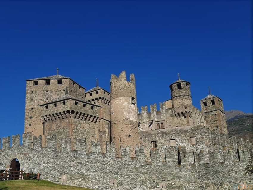 ヴァッレ・ダオスタ州の誇る中世のお城。フェニス城｜イタリア観光ガイド