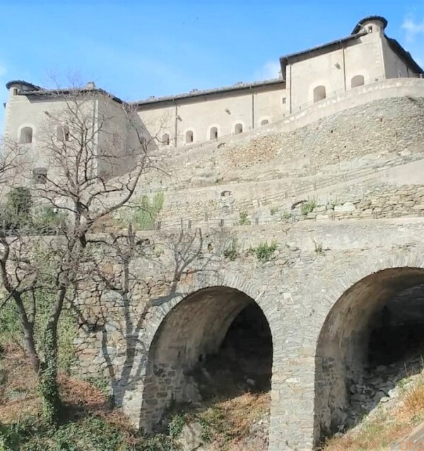断崖絶壁に立つ中世の要塞。ヴァッレ・ダオスタ州、ヴェレス城｜イタリア観光ガイド