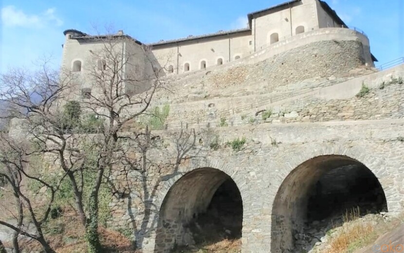 断崖絶壁に立つ中世の要塞。ヴァッレ・ダオスタ州、ヴェレス城｜イタリア観光ガイド