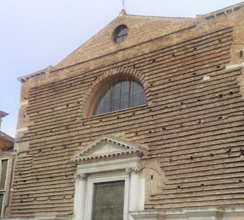 ヴェネツィア、カナル・グランデ沿いに立つ。サン・マルクオーラ教会｜イタリア観光ガイド