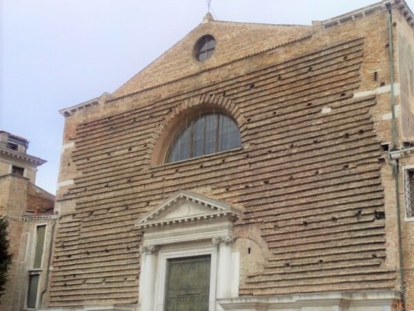 ヴェネツィア、カナル・グランデ沿いに立つ。サン・マルクオーラ教会｜イタリア観光ガイド