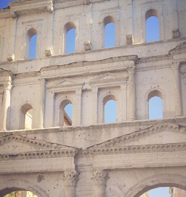 1000年以上ヴェローナの街を守り続ける番人、ボルサリ門｜イタリア観光ガイド